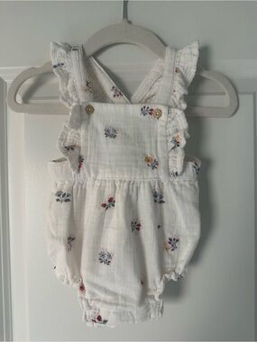 H&M White Floral Ruffle Baby Romper Size 1-2M